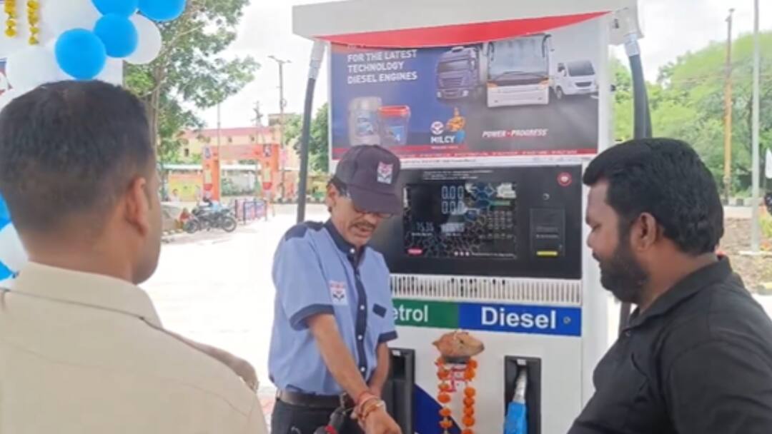 MP में अनोखे पेट्रोल पंप का उद्घाटन, कैदी भरेंगे आपकी गाड़ी में ईंधन, रोजाना कितनी होगी कमाई prisoners will earn 500 daily by working at petrol pump in MP of Bhopal ANN MP में अनोखे पेट्रोल पंप का उद्घाटन, कैदी भरेंगे आपकी गाड़ी में ईंधन, रोजाना कितनी होगी कमाई