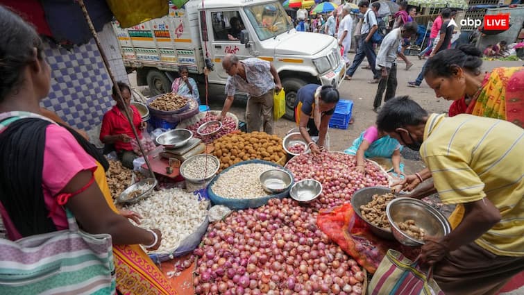 Telangana vegetable vendors distributed Tons of vegetables to people free of cost in peddapalli retailer wholesaler issue इस राज्य में फ्री में सब्जियां बांट रहे व्यापारी, झोला भर-भर के ले जा रहे लोग, वजह जानकर हो जाएंगे हैरान