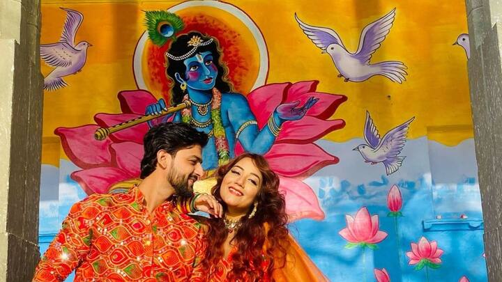 শ্রীকৃষ্ণকে সাক্ষী রেখে যেন প্রেম। জন্মাষ্টমীতে এই ছবিটি শেয়ার করে নিয়েছেন রুদ্রজিৎ ও প্রমিতা।