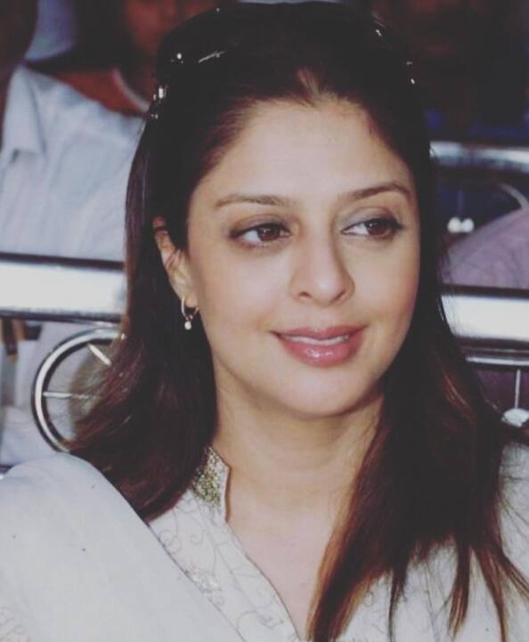 हालांकि कुछ सालों के बाद नगमा के मां और पिता दोनों अलग हो गए और दूसरी शादी कर ली, लेकिन नगमा दोनों के करीब थीं, यहां तक कि पुणे में अपने पिता के अंतिम दिनों में भी वह उनके साथ थीं.अपने फिल्मी करियर के 16 साल बाद 2006 में अपने पिता के निधन के बाद उन्होंने मीडिया के सामने खुलासा किया कि वह इतने बड़े बिजनेस टाइकून की बेटी हैं.