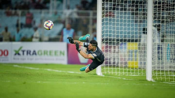কোয়ার্টার ফাইনালের মতো সেমিফাইনালে বাজপাখির মতো ঝাঁপিয়ে জোড়া পেনাল্টি বাঁচান মোহনবাগান গোলরক্ষক। ৪-৩ শ্যুট আউট জিতে নাগাড়ে দ্বিতীয়বার ডুরান্ড কাপের ফাইনালে পৌঁছল সবুজ মেরুন।
