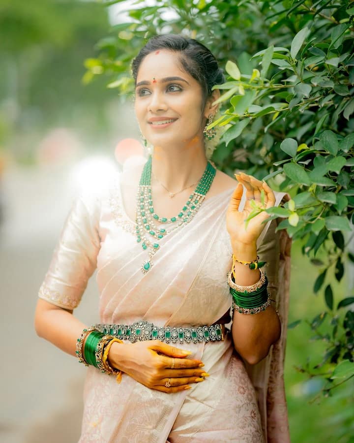 అమర్ దీప్ వైఫ్ తేజస్విని గౌడ రీసెంట్​గా వరలక్ష్మీ వ్రతం చేసుకుంది. ఈ కార్యక్రమానికి పలువురు బుల్లితెర స్నేహితులను కూడా పిలిచి వాయినం ఇచ్చింది తేజస్విని.(Image Source : Instagram/Tejaswini Gowda)