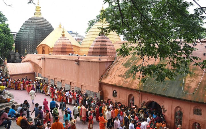 कामाख्या माता का मंदिर सती के 52 शक्तिपीठों में से एक है, यहां योनि की पूजा की जाती है. यहां माता की कोई मूर्ति नहीं है ना ही किसी प्रकार की कोई तस्वीर है.