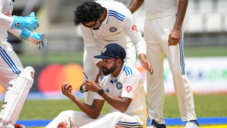 Mohammed Siraj Ravindra Jadeja And Umran Malik Ruled Out From Duleep Trophy Here Know Latest Sports News Duleep Trophy 2024-25: बीमार पड़े सिराज-उमरान, दिलीप ट्रॉफी से हुए बाहर... क्या बांग्लादेश सीरीज में खेल पाएंगे?