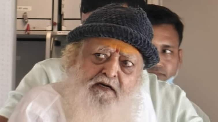 Asaram Bapu left Maharashtra for treatment flight departure from Jodhpur Airport to Mumbai ANN आसाराम को इलाज के लिए लाया गया मुंबई, फ्लाइट में किस बात पर आया गुस्सा?