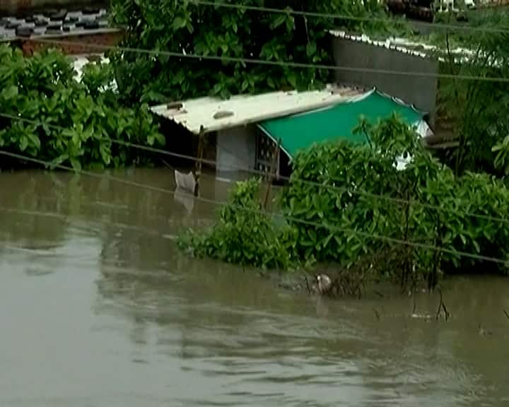 12 inches of rain in Vadodara, many houses in the city were submerged in water વડોદરામાં મેઘતાંડવ,12 ઇંચ વરસાદ ખાબકતાં શહેરના અનેક ઘરો પાણીમાં ગરકાવ, વિશ્વામિત્ર નદીમાં પુર આવતા જળબંબાકારની સ્થિતિ