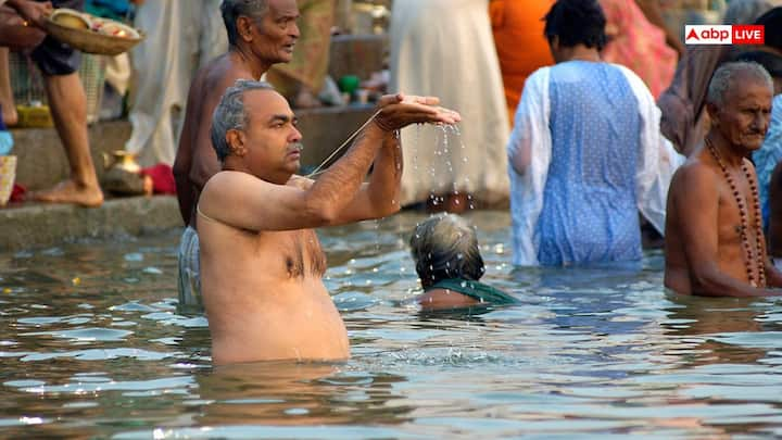 पुराणों में इसके पीछे का कारण बताया गया है कि श्मशान घाट में नकारात्मक शक्ति होती है, जो इंसानों को नुकसान पहुंचा सकती है. यही कारण है कि श्मशान घाट से आने के बाद हर कोई नहाता है.