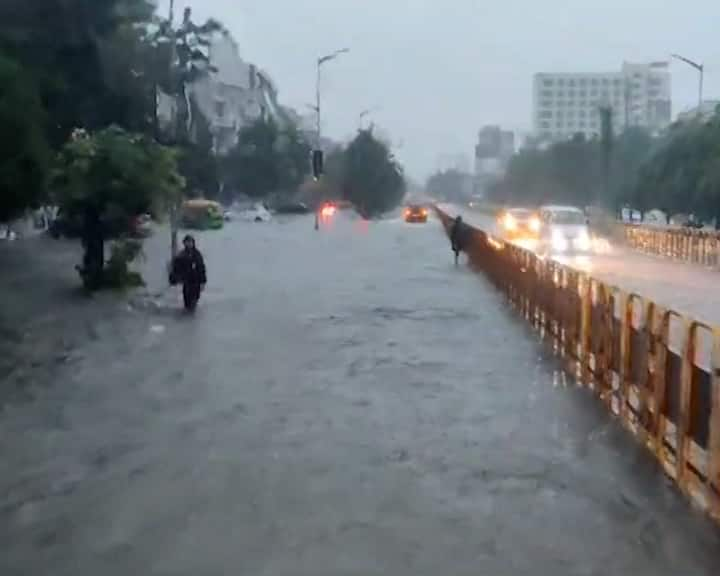 Traffic affected by heavy rains in the state, 636 roads closed Gujarat Heavy Rain: રાજ્યમાં ભારે વરસાદથી વાહનવ્યવહાર પ્રભાવિત, 636 રસ્તા બંધ