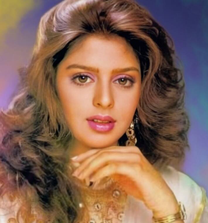 बता दें कि साल 2001 में नगमा पूर्व भारतीय क्रिकेट कप्तान सौरव गांगुली के साथ एक सीरियस रिलेशनशिप में थी लेकिन उन्होंने इसे हमेशा सीक्रेट रखा. सौरभ पहले से शादीशुदा थे और भारतीय क्रिकेट टीम के कप्तान भी थे. यहां तक कि दोनों के आंध्र प्रदेश के एक मंदिर में गुपचुप तरीके से शादी करने के भी रूमर्स फैले थे, जिसे बाद में उन्होंने नकार दिया था. एक सीरियस रिलेशनशिप में रहने के बाद दोनों अलग हो गए थे.