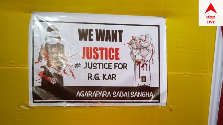 সন্ধেয় সাংস্কৃতিক অনুষ্ঠানে অংশ নেন স্থানীয় শিল্পীরা। সেই মঞ্চেই প্রথমে মোমবাতি জ্বালিয়ে আর জি কর কাণ্ডে মৃতা তরুণী চিকিৎসককে শ্রদ্ধা জানানো হয়।