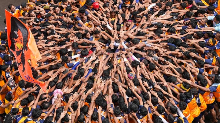 Dahi Handi Celebration: देश के कई हिस्सों में कृष्ण जन्माष्टमी पर्व के एक दिन बाद मंगलवार (27 अगस्त) को दही हांडी कार्यक्रम का आयोजन किया गया है. मुंबई में इसे लेकर युवाओं में खासा उत्साह दिखाई दिया.