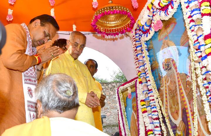 मुख्यमंत्री ने उप मुख्यमंत्री दीया कुमारी के साथ रथ में विराजमान गोविंददेव जी और राधा जी की पूजा-आरती कर शोभायात्रा का शुभारंभ किया. उन्होंने भगवान श्रीकृष्ण के स्वरूप गोविंददेव जी जयपुर का आराध्य देवता बताया. मुख्यमंत्री ने कहा कि शहरवासियों की आस्था का केंद्र गोविंददेव जी का मंदिर है.