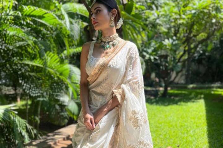 अगर आपके घर में या ऑफिस में कोई पूजा का कार्यक्रम है, तो आप मौनी रॉय का यह ट्रेडीशनल आउटफिट ट्राई कर सकती हैं.