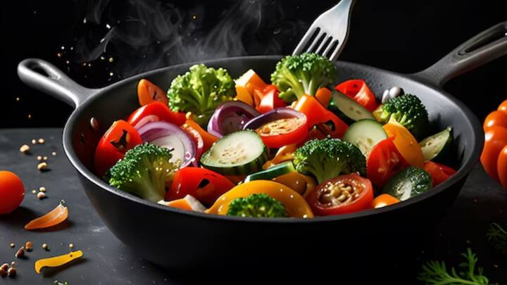 শখে রান্নাঘরে ঢোকা, আর নিত্যদিন হেঁশেলে কয়েক ঘণ্টা কাটানোর মধ্যে ফারাক বিস্তর। রোজ রোজ রান্নার ঝামেলা নিতে ভাল লাগে না আমাদের। কিন্তু কাঁচা শাক-সবজি, মাছ-মাংস তো আর খাওয়া যায় না! তাই মন না চাইলেও রান্নাবাড়া করতেই হয়।