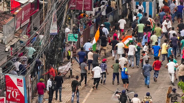 পশ্চিমবঙ্গ ছাত্র সমাজের ডাকে নবান্ন অভিযান। আর তা ঘিরেই সকাল থেকে টানটান উত্তেজনা। বিক্ষোভ ঠেকাতে কড়া নিরাপত্তার ব্যবস্থা করেছিল পুলিশ। মবিল লাগানো লোহার ব্যারিকেড, লোহার বারের সঙ্গে বাঁশের ব্য়ারিকেড, কন্টেনার কিছুই বাদ ছিল না। তারপরেও আরজি কর-কাণ্ডের প্রতিবাদে 'পশ্চিমবঙ্গ ছাত্র সমাজ'-এর নবান্ন অভিযান ঘিরে রণক্ষেত্র, রক্তাক্ত হল রাজপথ। ব্যারিকেড ভাঙা, তারপরে লাঠিচার্জ, ধস্তাধস্তি, কাঁদানে গ্যাস, জলকামান কিছুই বাদ গেল না। জলকামানের তীক্ষ্ণ স্রোতের সামনে বুক চিতিয়ে জাতীয় পতাকা হাতে চলল বিক্ষোভ। কোথাও পুলিশের রক্ষণ ভেঙে গেল, রক্ত ঝরল পুলিশের, জখম হলেন আন্দোলনকারীরাও।