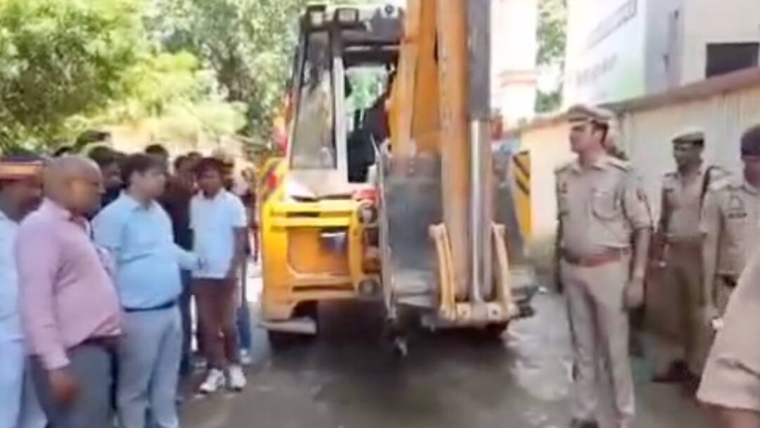 Siddharthnagar: अतिक्रमण हटाओ अभियान के दौरान ADM और CO में नोकझोंक, थाने और तहसील पर चला बुलडोजर Sidharthnagar bulldozer action on police station and tehsil boundary wall Siddharthnagar: अतिक्रमण हटाओ अभियान के दौरान ADM और CO में नोकझोंक, थाने और तहसील पर चला बुलडोजर