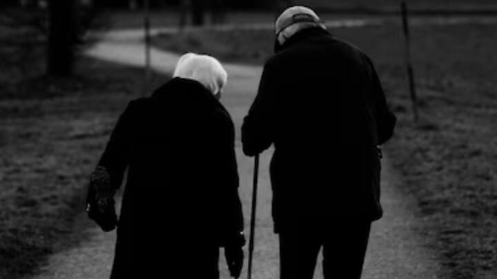 Ageing affects Body: নারী-পুরুষ, সকলের ক্ষেত্রে একই নিয়ম। কেন হয় এমন? ছবি: ফ্রিপিক।