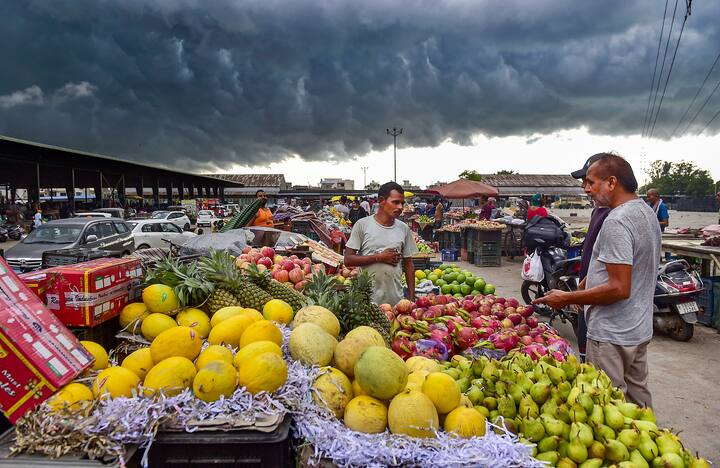 दिल्ली में इस साल अगस्त में 23 दिन तक बारिश हुई और इस महीने पिछले 14 सालों में सबसे अधिक बारिश वाले दिन रहे. अधिकारियों ने मंगलवार को यह जानकारी दी. मौसम विभाग के आंकड़ों के अनुसार इससे पहले सर्वाधिक बारिश 2012 में 22 दिन और उसके बाद 2011 में 20 दिन हुई थी.