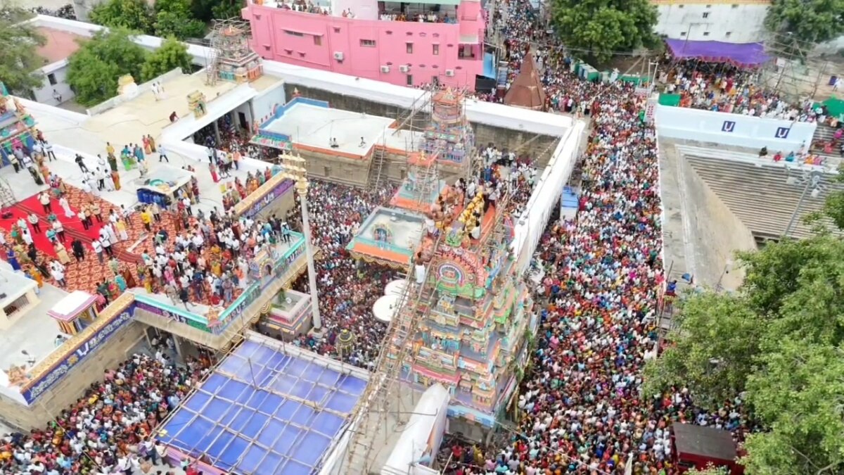 “கோவிந்தா கோவிந்தா முழக்கம்”... உலகளந்தார் பெருமாள் கோயில் கும்பாபிஷேகம் கோலாகலம்