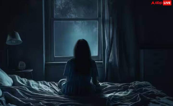 ਬਹੁਤ ਸਾਰੇ ਲੋਕ ਹਨੇਰੇ ਤੋਂ ਡਰਦੇ ਹਨ, ਪਰ ਜਦੋਂ ਇਹ ਡਰ ਬਹੁਤ ਜ਼ਿਆਦਾ ਵੱਧ ਜਾਵੇ ਤਾਂ ਇਸ ਦਾ ਤੁਹਾਡੀ ਰੋਜ਼ਾਨਾ ਦੀ ਜ਼ਿੰਦਗੀ 'ਤੇ ਬਹੁਤ ਅਸਰ ਪੈਂਦਾ ਹੈ, ਤਾਂ ਇਸ ਨੂੰ ਨਜ਼ਰਅੰਦਾਜ਼ ਕਰਨਾ ਸਹੀ ਨਹੀਂ ਹੈ। ਹਨੇਰੇ ਦਾ ਡਰ, ਜਿਸ ਨੂੰ 'ਨਾਈਕਟੋਫੋਬੀਆ' ਕਿਹਾ ਜਾਂਦਾ ਹੈ, ਇੱਕ ਅਜਿਹਾ ਡਰ ਹੈ ਜੋ ਇੱਕ ਵਿਅਕਤੀ ਨੂੰ ਹਨੇਰੇ ਵਿੱਚ ਹੋਣ 'ਤੇ ਬਹੁਤ ਜ਼ਿਆਦਾ ਚਿੰਤਾ, ਘਬਰਾਹਟ ਅਤੇ ਤਣਾਅ ਮਹਿਸੂਸ ਕਰਾਉਂਦਾ ਹੈ। ਇਹ ਡਰ ਬਚਪਨ ਤੋਂ ਸ਼ੁਰੂ ਹੋ ਸਕਦਾ ਹੈ, ਪਰ ਕਈ ਵਾਰ ਇਹ ਵੱਡੇ ਹੋਣ ਤੋਂ ਬਾਅਦ ਵੀ ਬਣਿਆ ਰਹਿੰਦਾ ਹੈ। ਜੇਕਰ ਇਹ ਡਰ ਇੰਨਾ ਵੱਧ ਜਾਂਦਾ ਹੈ ਕਿ ਤੁਸੀਂ ਹਨੇਰੇ ਵਿੱਚ ਸੌਂ ਨਹੀਂ ਸਕਦੇ ਜਾਂ ਤੁਸੀਂ ਸਿਰਫ਼ ਹਨੇਰੇ ਬਾਰੇ ਸੋਚਣ ਤੋਂ ਡਰਦੇ ਹੋ, ਤਾਂ ਇਹ ਇੱਕ ਗੰਭੀਰ ਸਮੱਸਿਆ ਹੋ ਸਕਦੀ ਹੈ।
