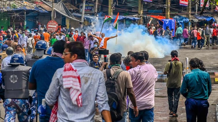 Bangla Bandh On August 28 PIL Filed In Calcutta HC To Declare Strike Illegal BJP TMC Trade Charge Bangla Bandh: PIL Filed In Calcutta HC To Declare Strike Illegal. BJP, TMC Trade Charge — Top Updates