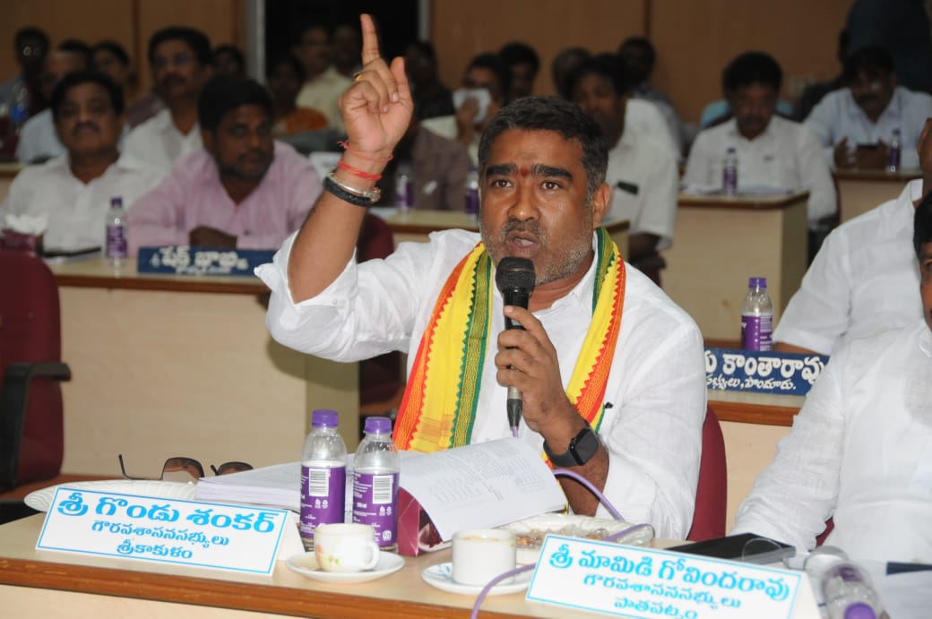 Srikakulam: శాఖల పనితీరును ఎండగట్టిన ఎమ్మెల్యేలు, నీళ్లు నమిలిన అధికారులు