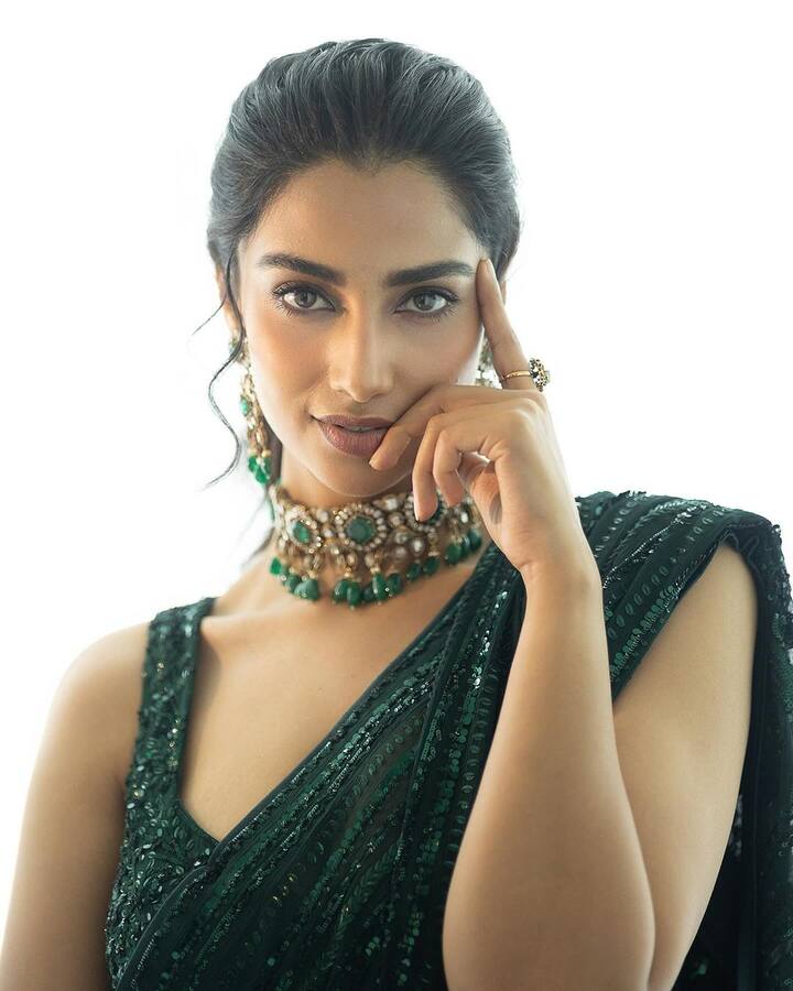 ఆ తర్వాత హిట్ 2లో కనిపించి మెప్పించింది. అనంతరం మహేష్ బాబు గుంటూరు కారం చిత్రంలో సెకండ్ హీరోయిన్ చాన్స్ అందుకుంది. కానీ ఈ భామకు ఆశించిన గుర్తింపు రాలేదు.
