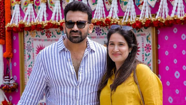 Zaheer Khan and Sagarika Ghatge reportedly went on several dates and during one dinner, Zaheer professed his love for her, marking the beginning of their relationship. (Image Credits: PTI)