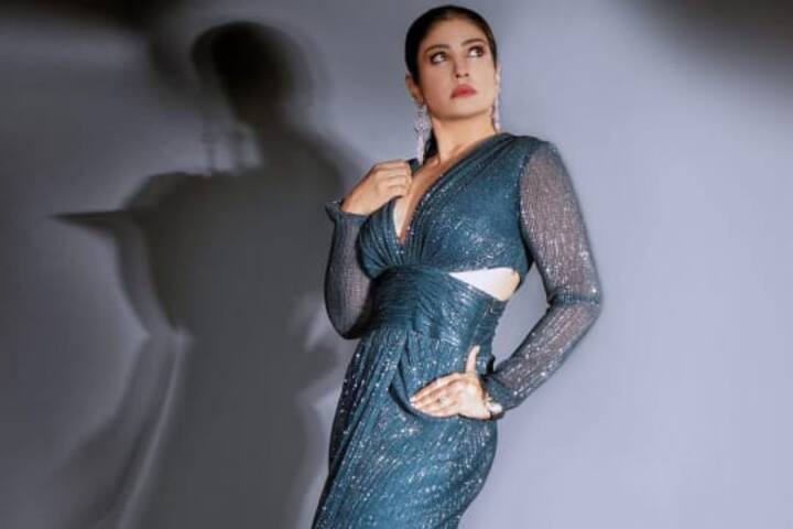 रवीना टंडन की तरह खूबसूरत दिखने के लिए आप उनके लिए आप उनकी ये खास ड्रेस पहन सकती हैं, इसे पहन कर आप बला की खूबसूरत लगेंगी.