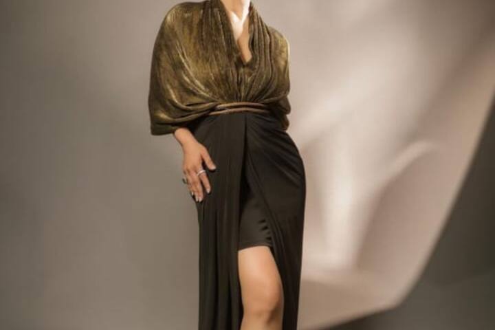 रवीना वैसे तो अपनी हर ड्रेस में काफी खूबसूरत लगती है, लेकिन उनकी यह ड्रेस आप पहन कर पूरे फंक्शन में तहलका मचा देगी.