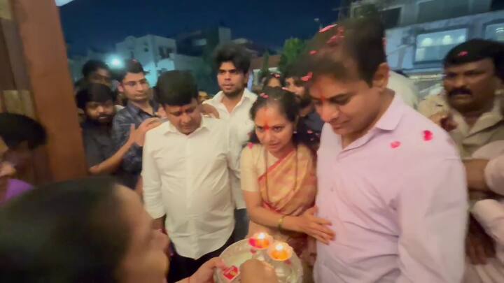 ఐదు నెలల తరువాత ఇంటికి తిరిగొచ్చిన కవితకు హారతి ఇచ్చి ఇంట్లోకి ఆహ్వానించారు. దిష్టి తీసిన అనంతరం అమ్మ ఆశీర్వాదం తీసుకున్నారు కవిత. సోదరుడు కేటీఆర్ కు కవిత రాఖీ కట్టారు.