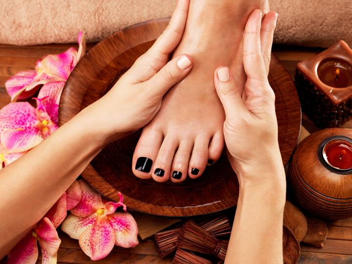 If you also want to make your feet beautiful, then today we will tell you some special tips. By adopting these tips, you can make your feet shiny.