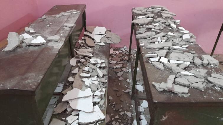 Krishnagiri news poor quality of the new school building students injured - TNN தரம் இல்லாத புதிய கட்டிடம்... மாணவர்களின் தலையை பதம் பார்த்த கொடுமை