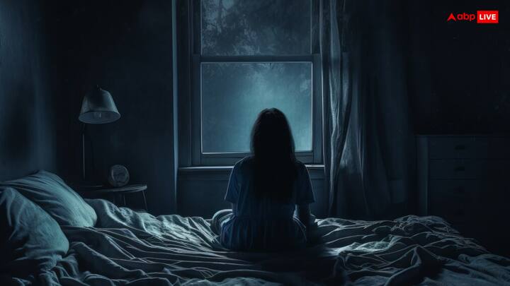 अंधेरे का डर, जिसे 'न्यक्टोफोबिया' (Nyctophobia) कहा जाता है, एक ऐसा डर है जो अंधेरे में होने पर व्यक्ति को बहुत ज़्यादा बेचैनी, घबराहट, और तनाव महसूस कराता है. यह डर बचपन से शुरू हो सकता है, लेकिन कई बार यह बड़े होने के बाद भी बना रहता है. अगर यह डर इतना बढ़ जाए कि आप अंधेरे में सो न सकें, या अंधेरे की सोच से ही डरने लगें, तो यह एक गंभीर समस्या हो सकती है.