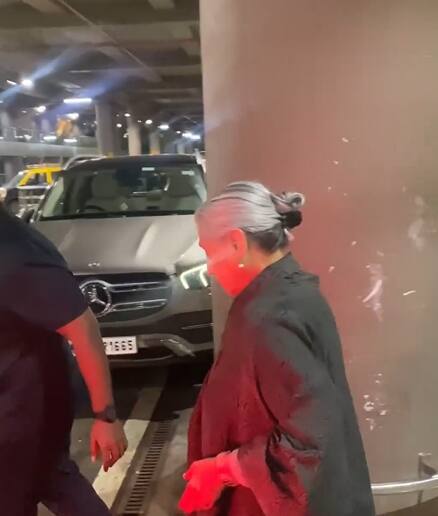 एयरपोर्ट पर जया को ग्रे कलर के आउटफिट में देखा गया. उन्होंने ऊपर से श्रग भी कैरी किया हुआ था. जया ने शूज के साथ अपना लुक कंप्लीट किया था.