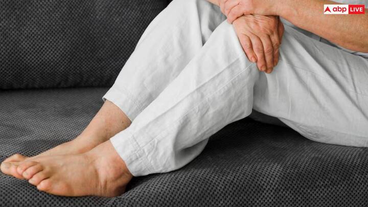 अक्सर आपके पैरों में सूजन दिखाई देते हैं तो यह हार्ट अटैक जैसी गंभीर बीमारी के लक्षण हो सकते हैं. यह तब होता है जब दिल कमजोर होने के साथ-साथ इसमें ब्लड सर्कुलेशन खराब होने लगता है.