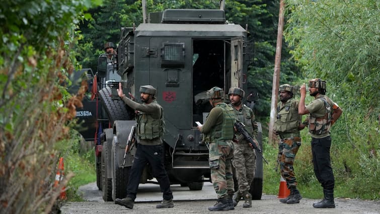 jammu kashmir kupwara encounter with terrorist near loc tangdhar no report of any casaulities जम्मू-कश्मीर: तंगधार-माछिल में सुरक्षाबलों और आतंकियों के बीच मुठभेड़, घुसपैठ की कोशिश के बाद ताबड़तोड़ फायरिंग