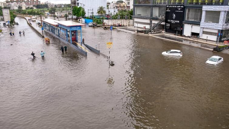 Gujarat Weather Update Today Heavy rains IMD Alert Railways cancelled 19 trains due to waterlogging in Vadodara Mandal Gujarat Rain: गुजरात में बारिश का कहर! 7 लोगों की मौत, 15 हजार को सुरक्षित स्थान पर भेजा गया, ये 19 ट्रेनें रद्द