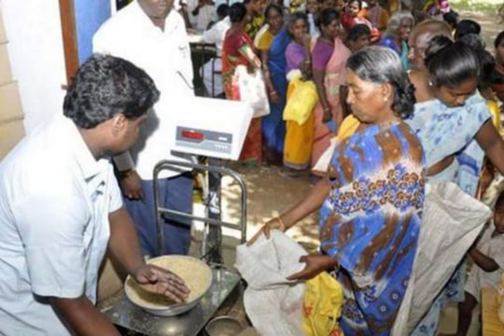 குடும்ப அட்டைதாரர்களுக்கு முக்கிய அறிவிப்பு: இம்மாதம் இறுதியில் நியாய விலைக் கடைகளில் அனைத்து பொருட்களும் கிடைக்கும்..