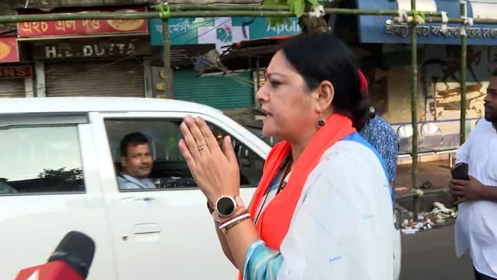 বিজেপির ডাকা ১২ ঘণ্টার বাংলা বনধ সফল করতে রাস্তায় বসে পড়েন অগ্নিমিত্রা পাল। হাতজোড় করে বাসের সামনে দাঁড়িয়ে বললেন, 'অনুরোধ করছি, আজকে গাড়ি চালাবেন না।' যদিও পুলিশ গাড়ি চলাচল সচল রাখতে এগিয়ে এলেন।
