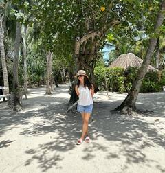 Amritha Aiyer Photos : மாலத்தீவில் விடுமுறையை கொண்டாடும் பிகில் பட நடிகை!