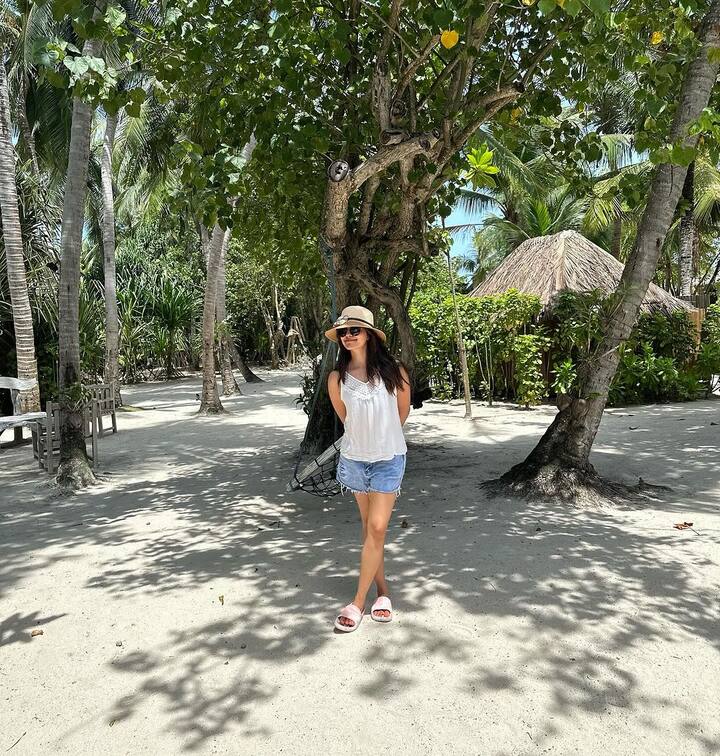 அட்லீ இயக்கத்தில் விஜய் நடித்து 2019 ஆம் ஆண்டில் வெளியான பிகில் படத்தில் தென்றலாக நடித்து பிரபலமானவர் அம்ரிதா ஐயர்.