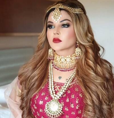 आज ड्रामा क्वीन के नाम से जाने जानी वाली राखी की रियल लाइफ भी किसी ड्रामे से कम नहीं रही. लेकिन तमाम उलझनों के बावजूद एक्ट्रेस आज एक लैविश लाइफ जीती हैं और उनकी नेटवर्थ 40 करोड़ रुपए बताई जाती है.