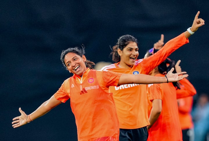 भारत ने हाल ही में वीमेंस टी20 विश्वकप 2024 के लिए टीम घोषित की है. टीम इंडिय ने हरमनप्रीत कौर को कप्तान बनाया है. भारत ने अनुभवी खिलाड़ियों के साथ-साथ यंग प्लेयर्स को भी मौका दिया है.