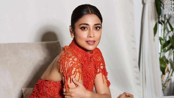 Shriya Saran Photos: రెండు దశాబ్దాల క్రితం  ఇండస్ట్రీలోకి ఎంట్రీ ఇచ్చిన శ్రియా శరణ్ ఇప్పటికీ యంగ్ లుక్ మెంటైన్ చేస్తోంది. రీసెంట్ గా సోషల్ మీడియాలో పోస్ట్ చేసిన ఫొటోస్ ఇవే...