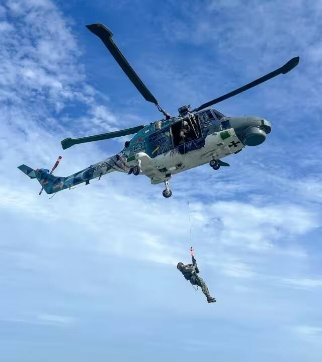 હેલિકોપ્ટર, સી ગાર્ડિયન અથવા ડ્રૉનની મદદથી સોનોબૉયને પાણીની અંદર છોડવામાં આવે છે. તેને પેરાશૂટ દ્વારા દરિયામાં છોડવામાં આવે છે.