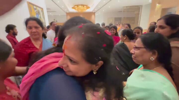 తన వదిన, కేటీఆర్ భార్య శైలిమ, కవిత ఆప్యాయంగా ఆలింగనం చేసుకున్నారు. క్షేమ సమాచారం అడిగి తెలుసుకున్నారు.