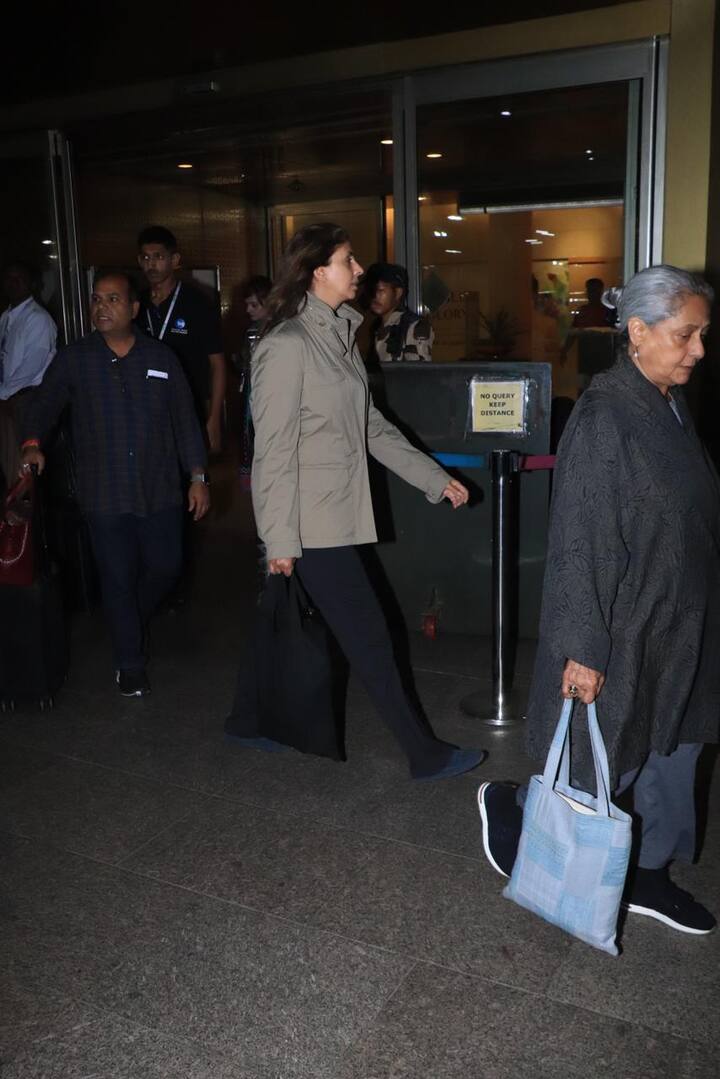 वहीं श्वेता की बात करें तो ब्लैक पैंट के साथ लाइट कलर की जैकेट पहने दिखीं. श्वेता ने ओपन हेयर के साथ अपना लुक कंप्लीट किया. जया और श्वेता दोनों के हाथ में बैग्स भी थे.