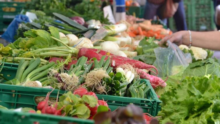 Telangana Retailers Give Away Tonnes Of Veggies For Free In Peddapalli Amid Tiff With Wholesalers Telangana Retailers Give Away Tonnes Of Veggies For Free In Peddapalli Amid Tiff With Wholesalers