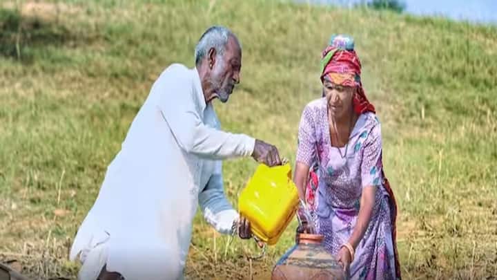 PM Fasal Bima Yojana: ગુજરાતમાં ભારે વરસાદના કારણે ખેડૂતોનો પાક બરબાદ થયો છે. અનેક જિલ્લામાં ખેડૂતોનો ઉભો પાક નિષ્ફળ જતા આર્થિક વળતરની પણ માંગણી કરવામાં આવી રહી છે. પાક નિષ્ફળ જવાથી ખેડૂતોને ભારે આર્થિક નુકસાન સહન કરવું પડે છે, તેથી જ સરકાર તેમને મદદ કરે છે. પરંતુ તેના માટે ખેડૂતોએ પહેલા એક કાર્ય પૂર્ણ કરવું પડશે. ત્યારે જ મદદ મળે છે. આજે પણ ભારતની 50 ટકાથી વધુ વસ્તી ખેતી પર નિર્ભર છે.